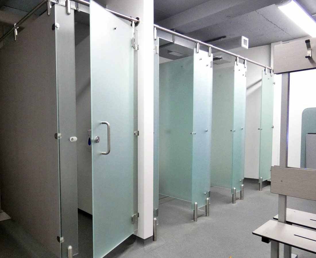 partisi toilet cubicle